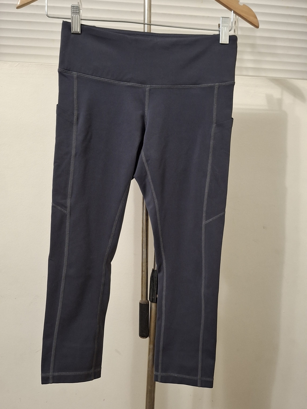 Shambhala LIVE-IN Cropped Pocket Leggings in Dark Navy Blue
